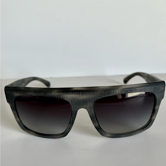 CHANEL CC Logo Sunglasses with quilted hard case - Picture 9 of 14